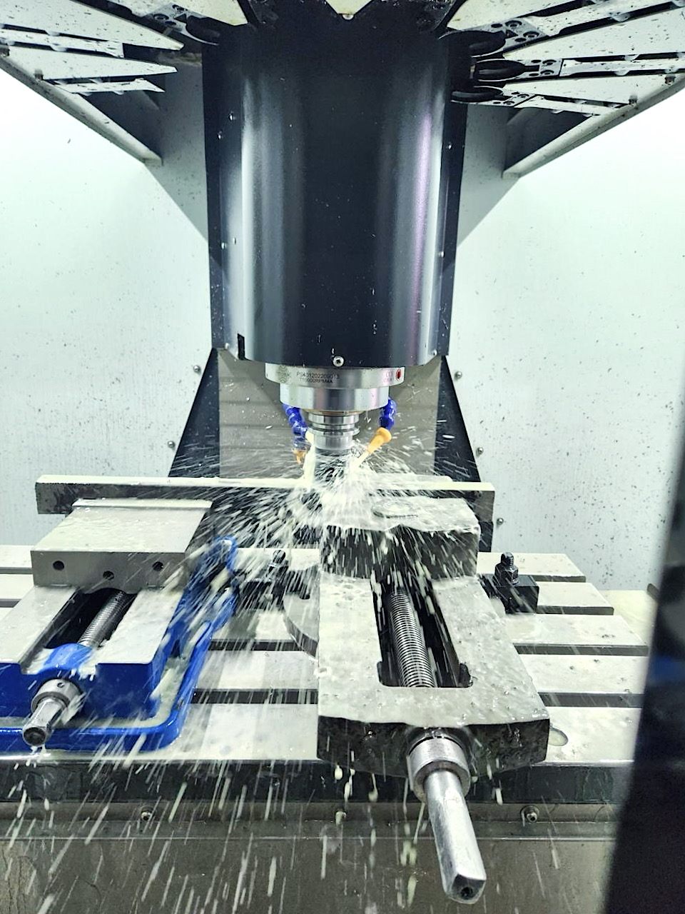 Centro de maquinado CNC durante operación